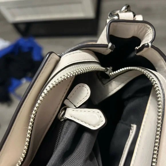 COACH Swagger Carryall 27 Hand Shoulder Bag Zip Satchel SV/ Chalk Pebble Leather - Picture 11 of 11